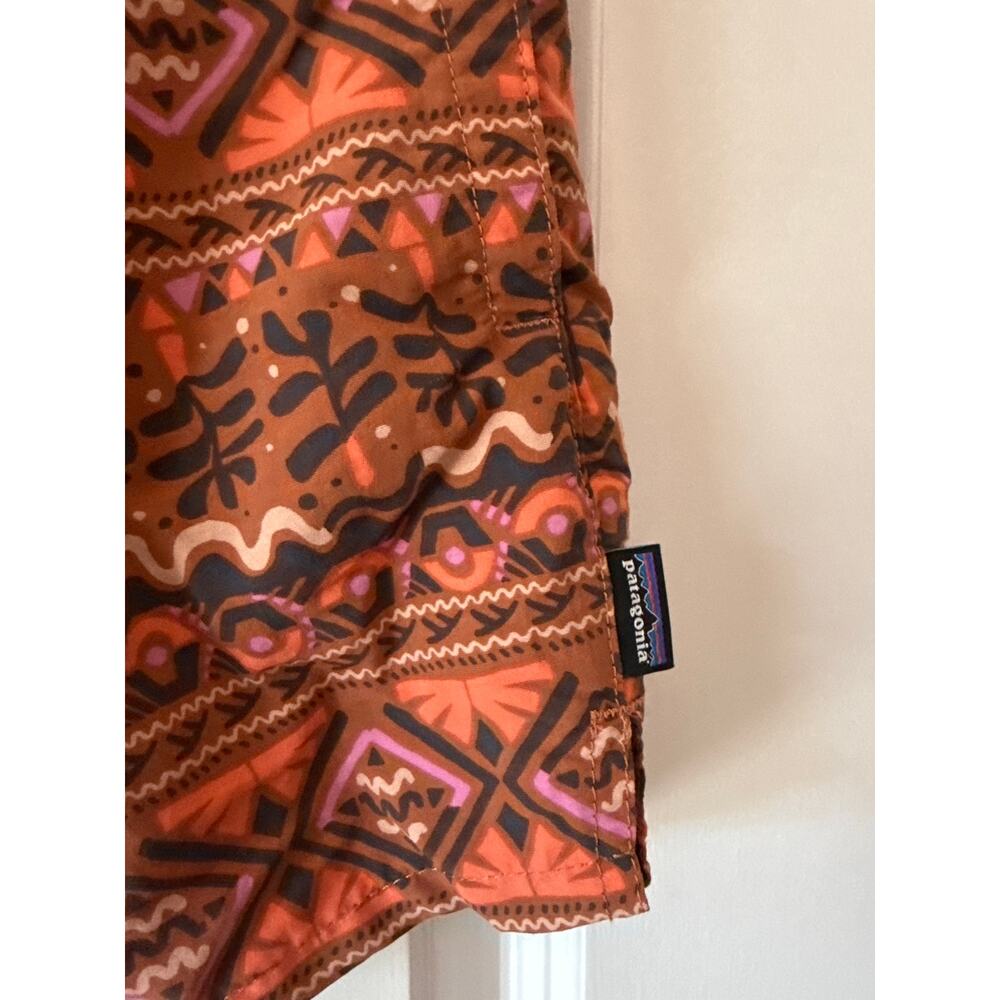 Patagonia Barely Baggies Shorts in Mangrove Tiki Henna Brown, XL - Picture 3 of 6